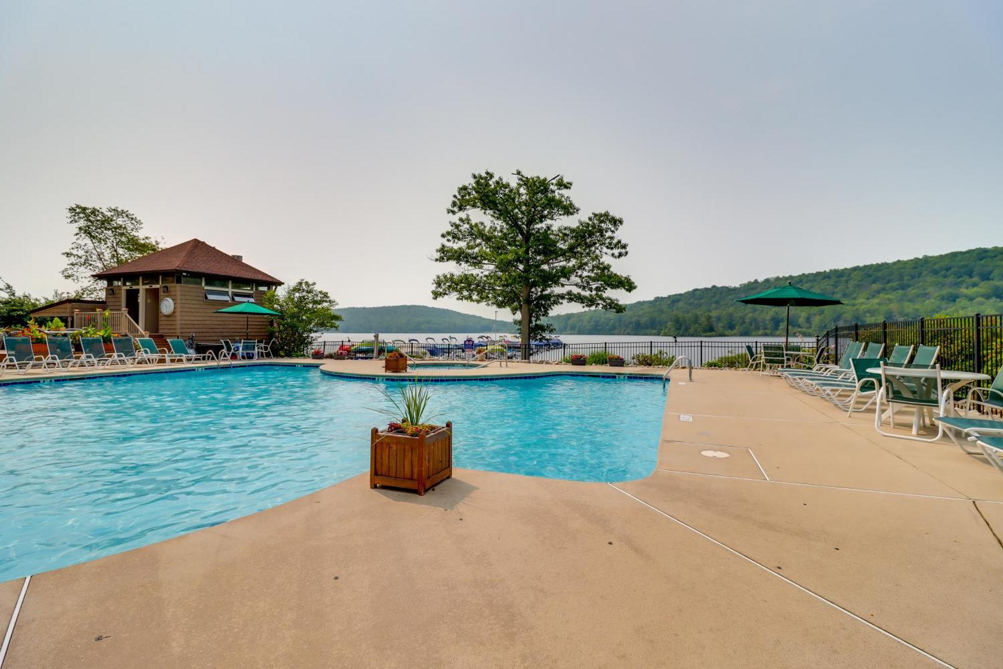 4-season On Big Boulder With Views! Lake Harmony